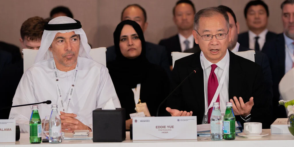 Генеральный директор ЦБ Гонконга Эдди Юэ и глава Центрального банка ОАЭ Халид Мохаммед Балама на встрече в Абу-Даби. Источник: Управление денежного обращения Гонконга